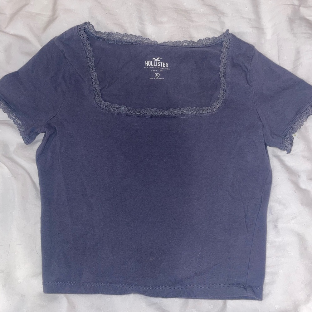 HOLLISTER CUTE FITTED SHIRT!🦕